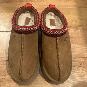Ugg Tazman Platform Slippers size 8. Great condition, worn twice with socks.